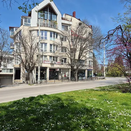 The Garden Ruse, Private Garden & Free Parking * ルセ